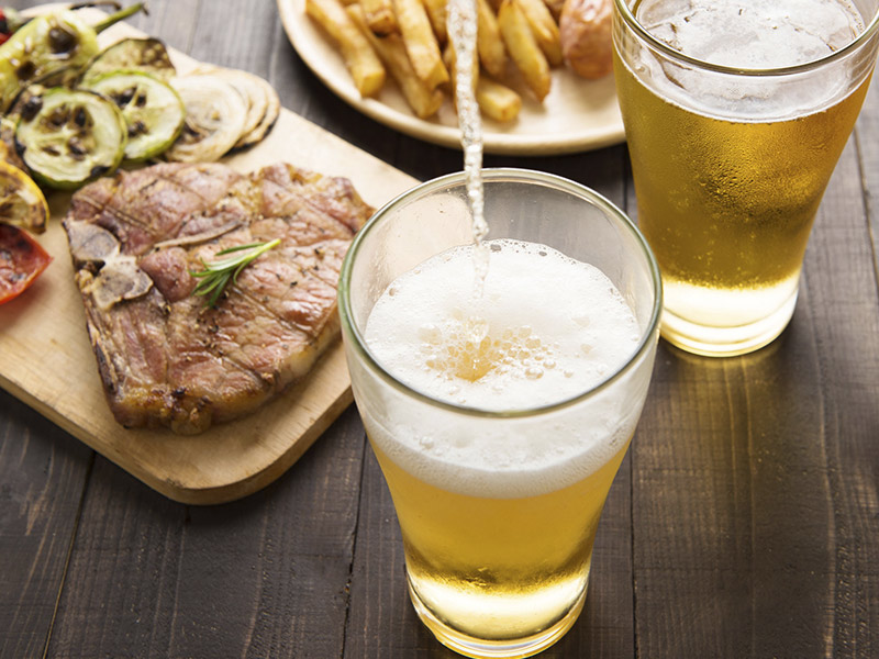 5 motivos para conhecer cervejas artesanais - cerveja e comida