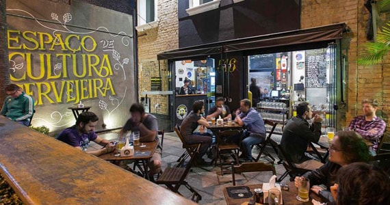 Onde beber cerveja artesanal no verão - ambiente ao ar livre