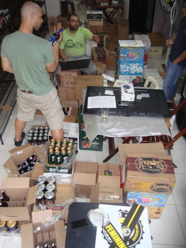 Saul (careca) e Pablo (sentado) organizando a loja